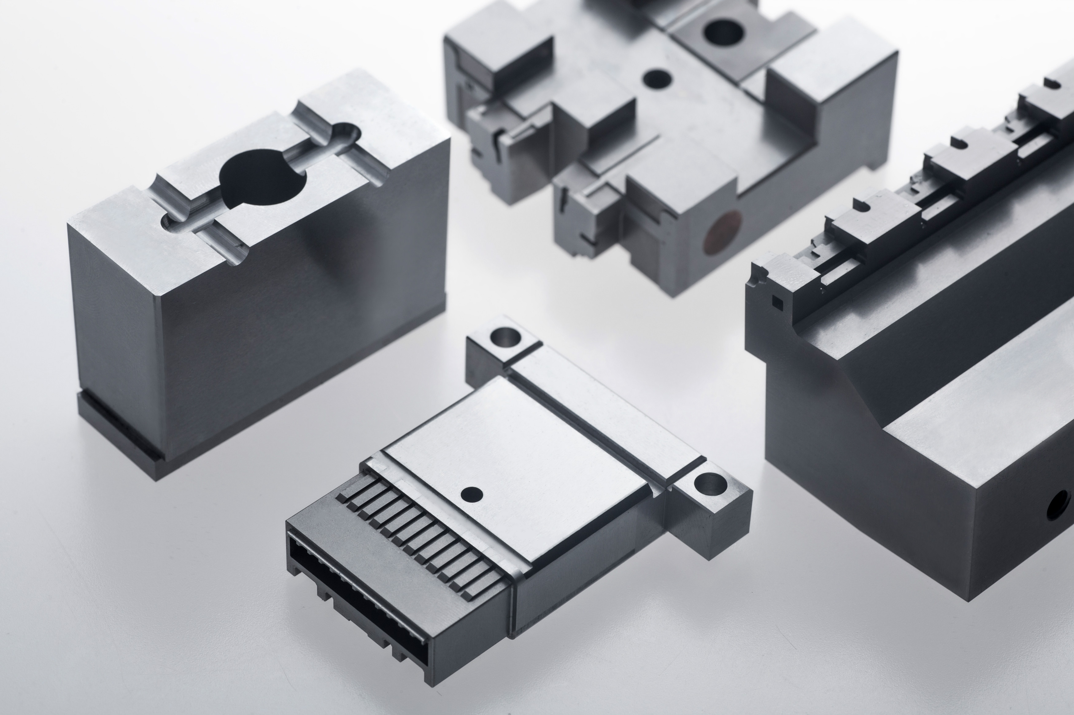 What are the processing techniques of mold parts?